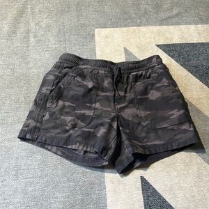 Athleta Farallon Camo Shorts - 8T